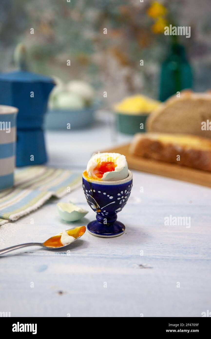 Gekochte blaue Eier auf einem rustikalen Bauerntisch zum Frühstück Stockfoto