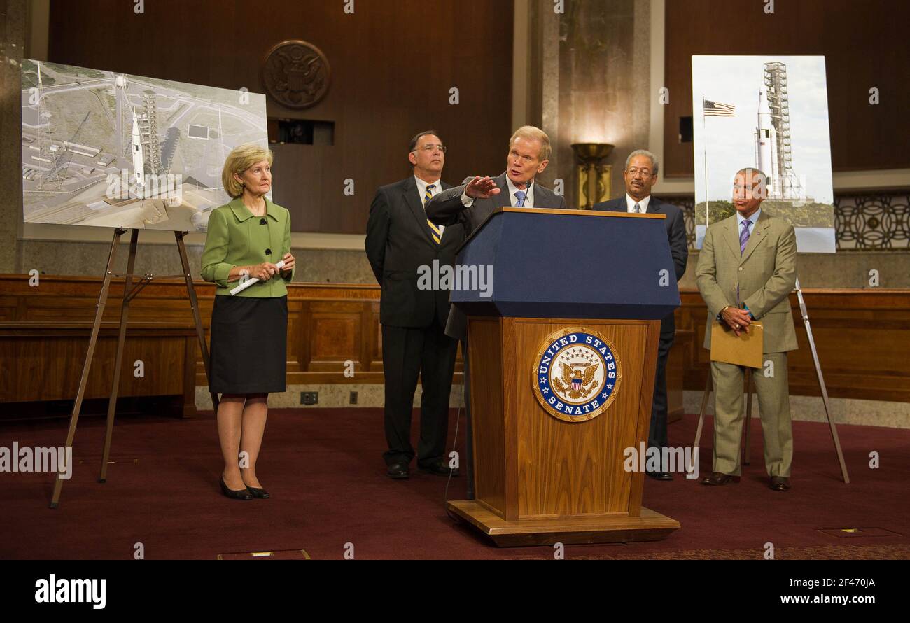 US-Senator Bill Nelson (Demokrat von Florida), flankiert von US-Senatoren Kay Bailey Hutchison (Republikaner aus Texas), links, John Boozeman (Republikanische of Arkansas), US-amerikanischer Jurist und Chaka Fattah (Demokrat of Pennsylvania) und NASA-Administrator Charles Bolden, Recht, spricht über die Gestaltung einer neuen Space Launch System während einer Pressekonferenz, Mittwoch, 14. September 2011, bei der Dirksen Senate Office Building auf dem Capitol Hill in Washington. Das neue System wird die Agentur Astronauten weiter in den Weltraum als je zuvor zu Hause hier qualitativ hochwertige Arbeitsplätze schaffen und die Stockfoto