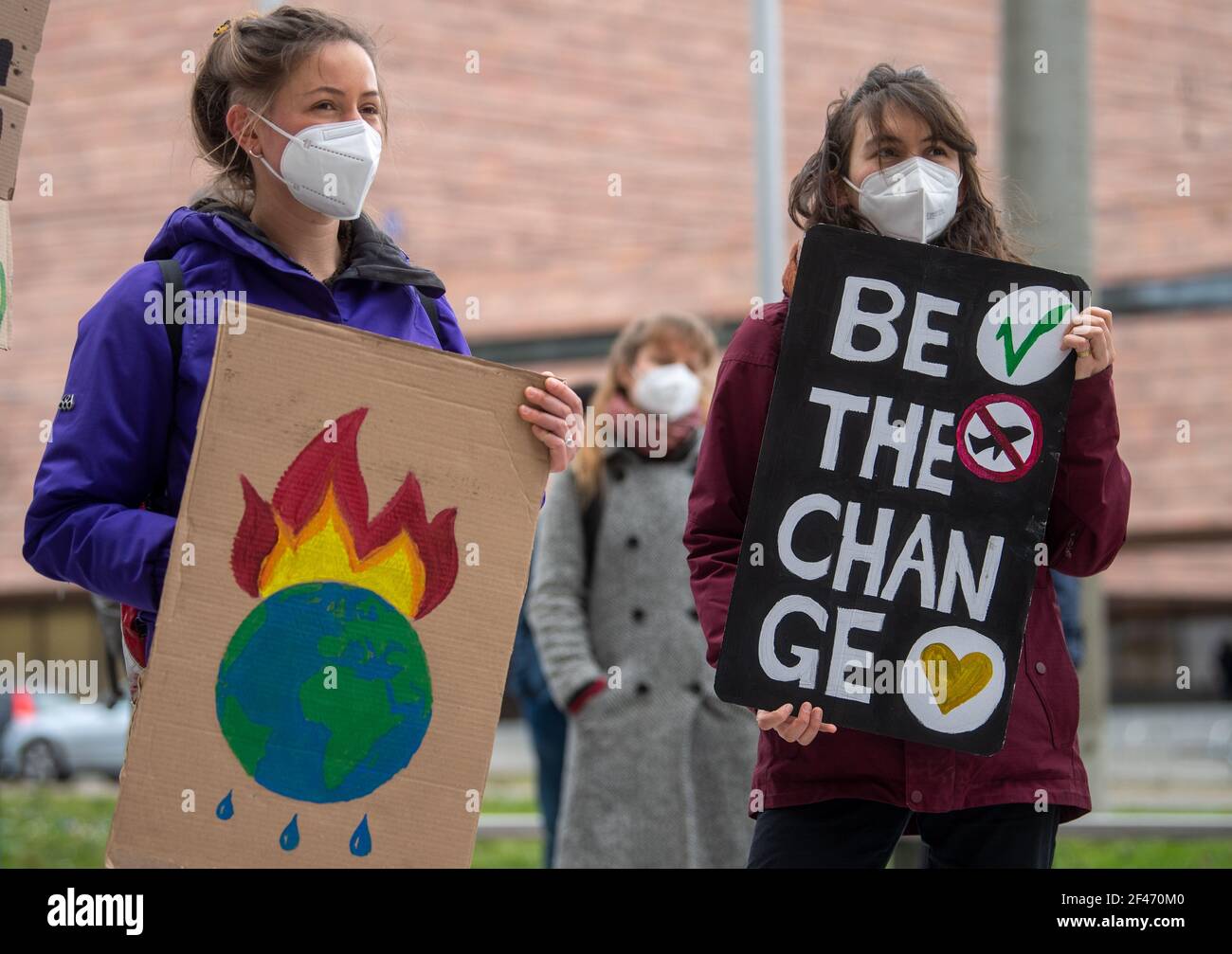 Leipzig, Deutschland. März 2021, 19th. "Be the Change" steht auf dem Banner eines Unterstützers des Bündnisses "Leipzig für Klima". Der Anlass ist der weltweite Aktionstag der Freitage für die zukünftige Bewegung. Der Protest richtet sich gegen die Klimapolitik der Bundesregierung, die laut der Bewegung den Versprechen des Pariser Klimaabkommens nicht entspricht. Quelle: Hendrik Schmidt/dpa-Zentralbild/ZB/dpa/Alamy Live News Stockfoto