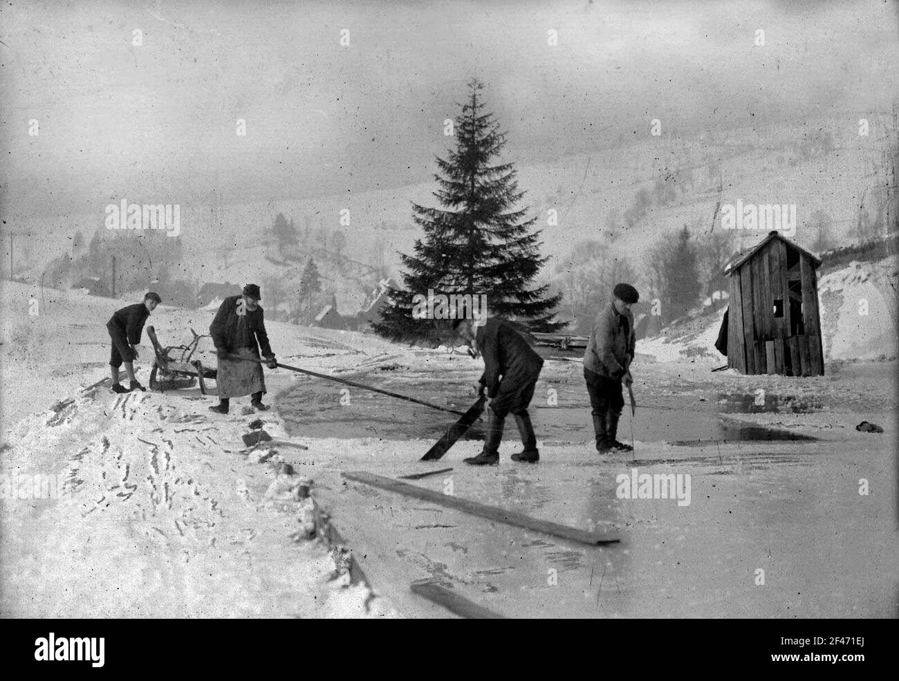 Eisschneiden im Feldteich Stockfoto