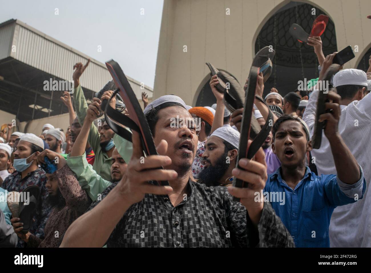 Dhaka, Bangladesch. März 2021, 19th. Ein Protestler singt Slogans, während er während des Protestes ein Schuhwerk hält.Bangladeschis heben ihre Schuhe an und rufen Slogans während eines Protestes nach dem Freitagsgebet, gegen den Besuch des indischen Premierministers Narendra Modi in Dhaka, Bangladesch, Modi wird voraussichtlich am 26. märz Bangladesch besuchen, um am 50th. Jahrestag des Unabhängigkeitstages von Bangladesch sowie am 100th. Geburtstag des ersten Präsidenten des Landes, Sheikh Mujibur Rahman, teilzunehmen. (Foto: Sazzad Hossain/SOPA Images/Sipa USA) Quelle: SIPA USA/Alamy Live News Stockfoto