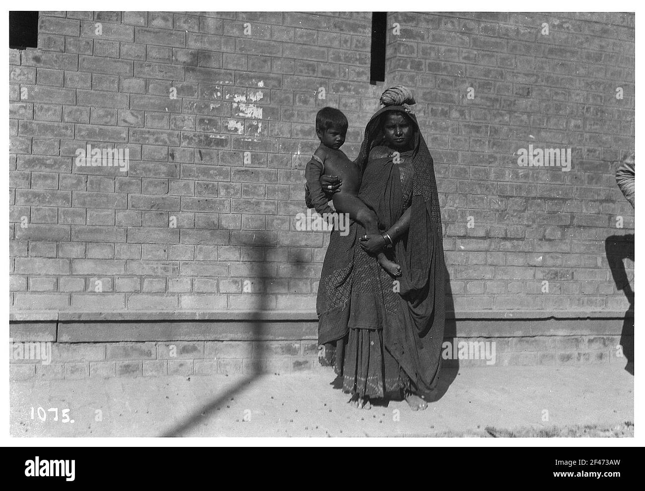 Varanasi (Benares), Indien. Hindufrau mit Kind Stockfoto