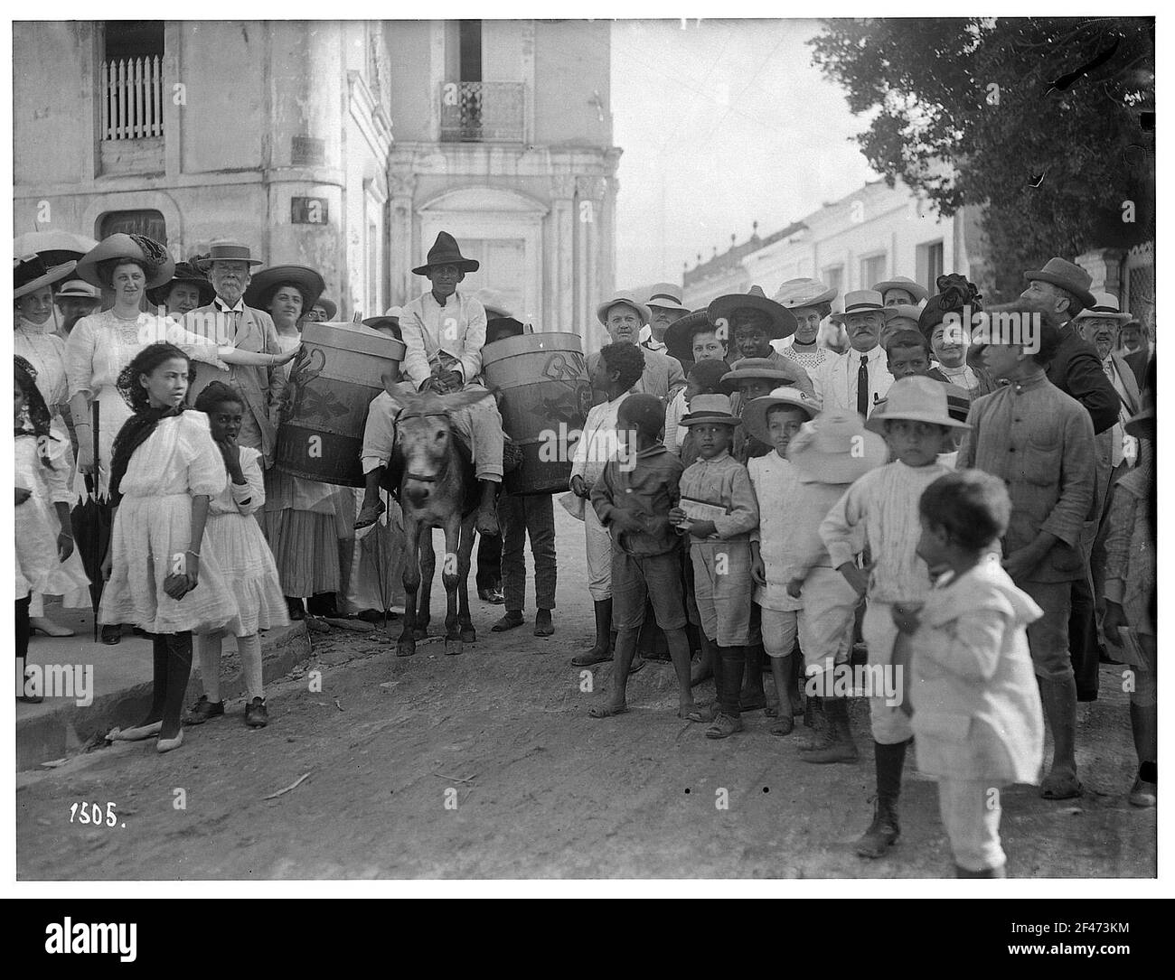 Puerto Cabello (Venezuela). Einheimische, Kinder und Touristen gruppieren sich um eine Ladung von zwei Holzfässern Stockfoto