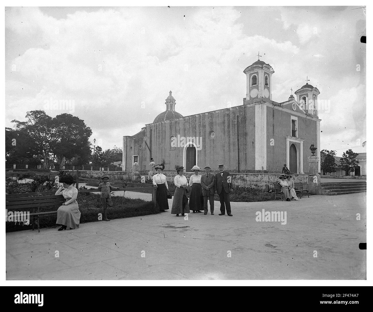 Touristengruppe vor der Kirche in Rio Piedras Stockfoto