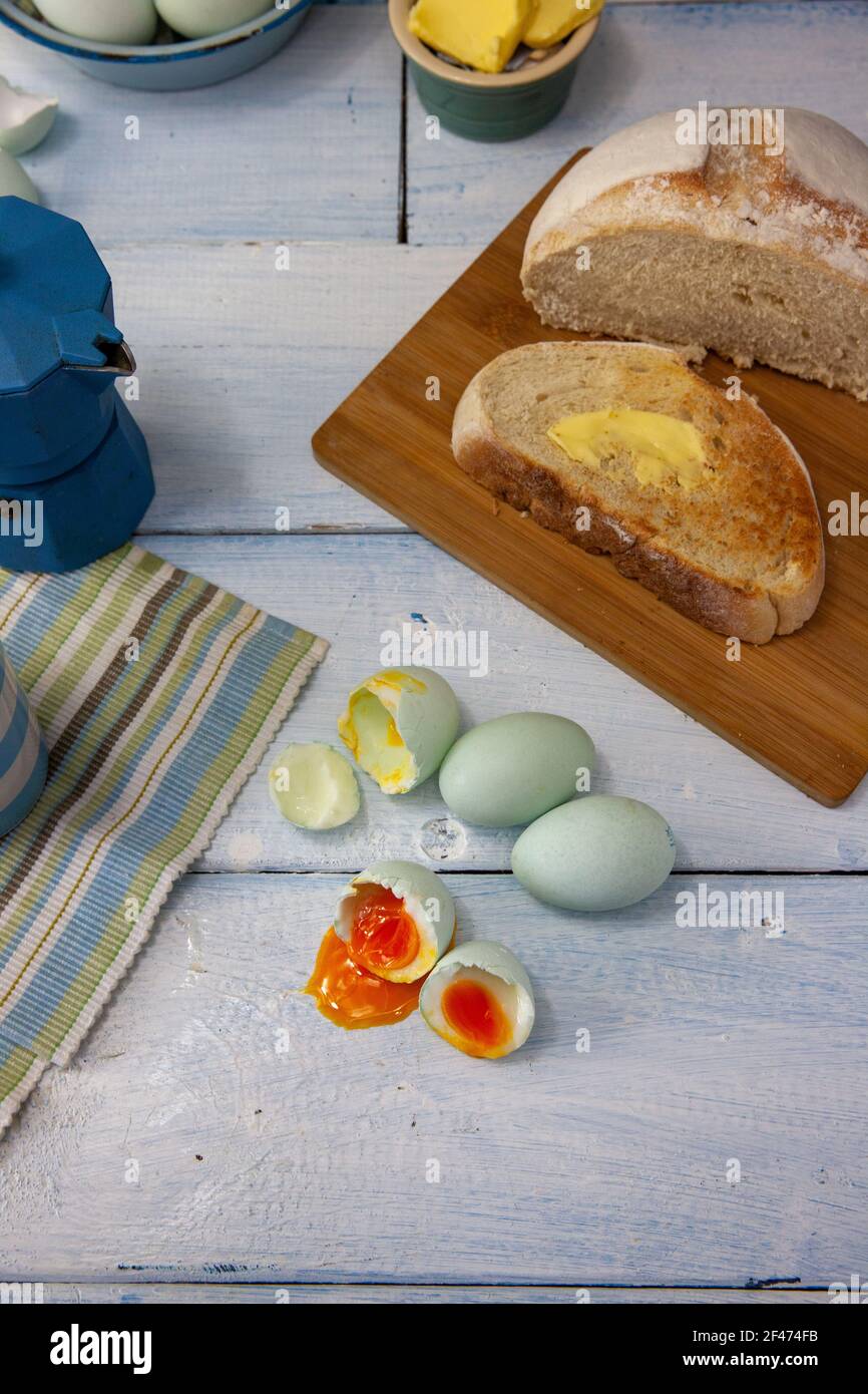 Gekochte blaue Eier auf einem rustikalen Bauerntisch zum Frühstück Stockfoto