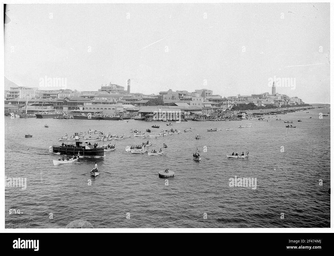 Port Said, Ägypten. Blick von einem Kreuzfahrtschiff von Hapag auf Hafen und Stadt am Ufer des Suez-Kanals mit Tender-Boot und Fährgesellschaft von Ruderbooten Stockfoto