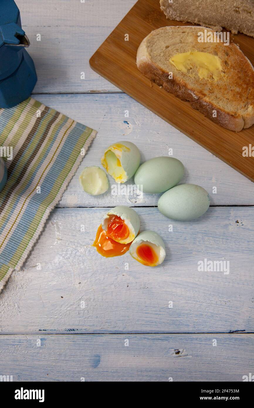 Gekochte blaue Eier auf einem rustikalen Bauerntisch zum Frühstück Stockfoto