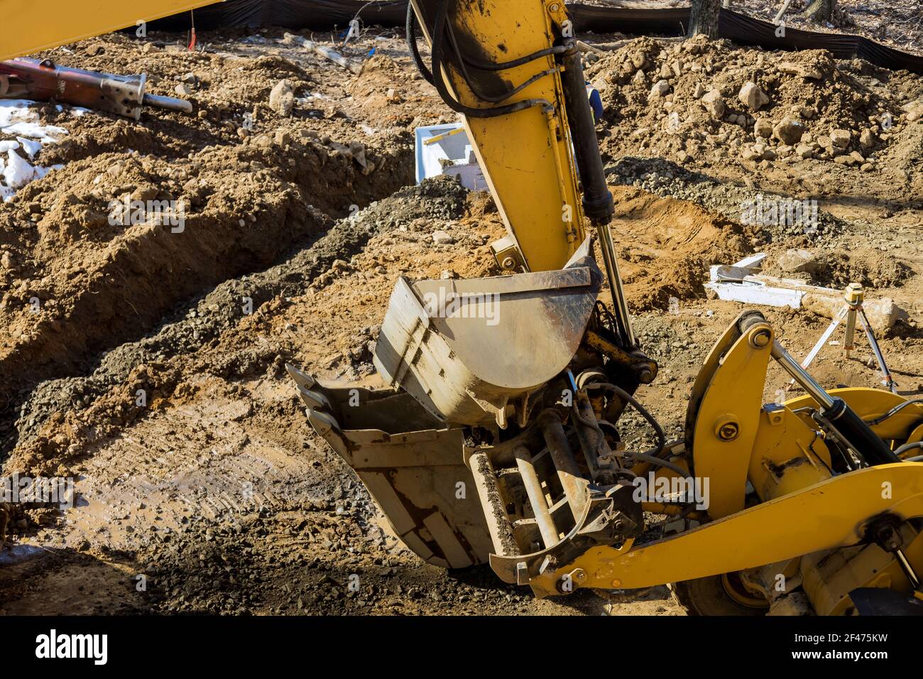 Bagger graben Graben auf der Baustelle Verlegung Kanalisation Brunnen und Kanalrohre Stockfoto