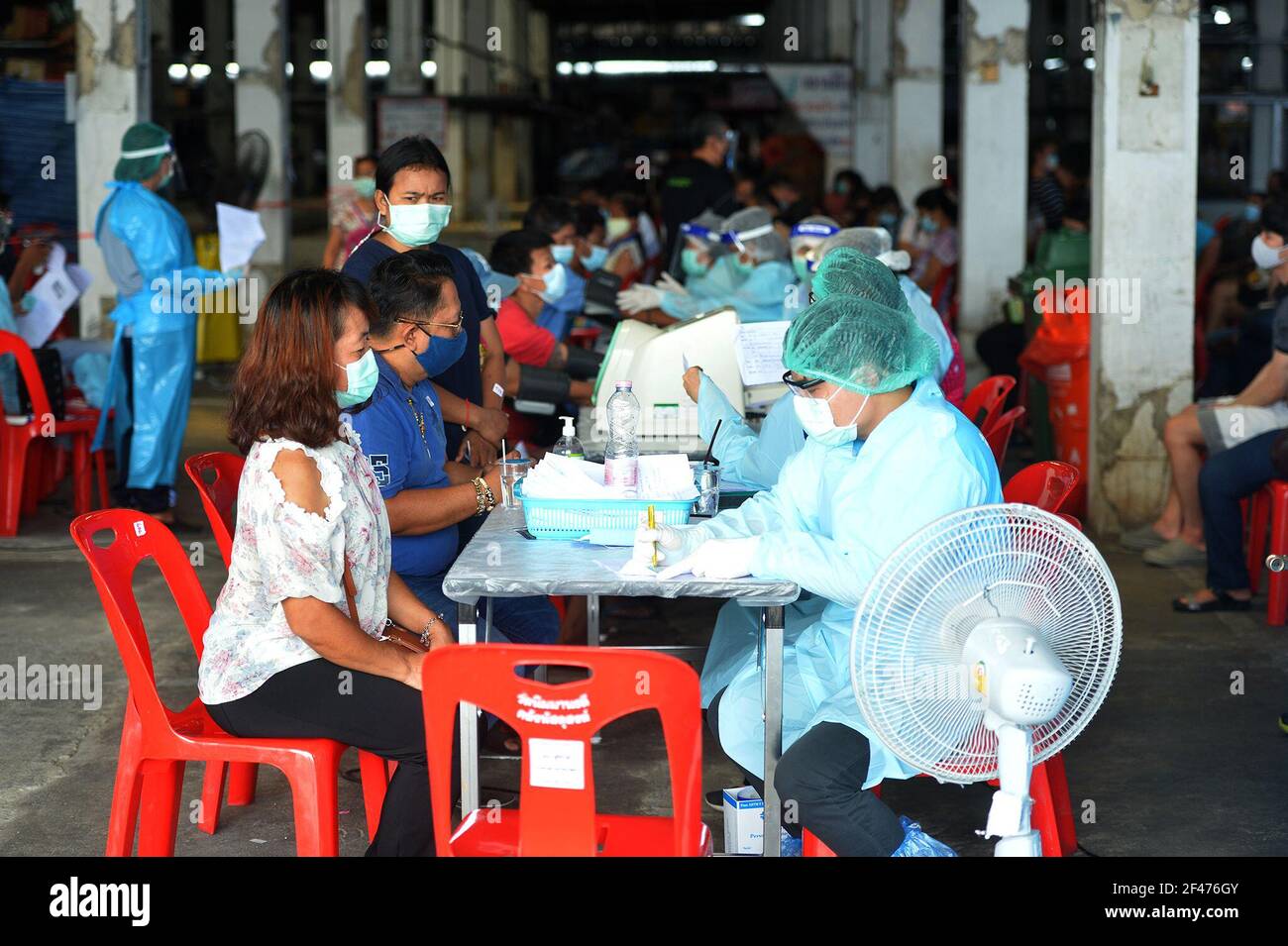 Bangkok, Thailand. März 2021, 19th. Die Menschen erhalten COVID-19-Impfstoffe, die von Chinas Sinovac Biotech während einer Massenimpfimpfung auf dem Bang Khae Market in Bangkok, Thailand, am 19. März 2021 entwickelt wurden. Quelle: Rachen Sageamsak/Xinhua/Alamy Live News Stockfoto