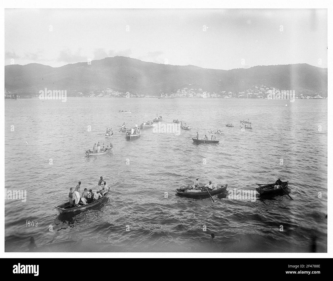 St. Thomas (Jungferninseln). Ruderboote mit Einheimischen und Touristen, wenn Outboats. Blick von einem Hochsee-Passagierdampfer von Hapag (wahrscheinlich Cleveland) Stockfoto