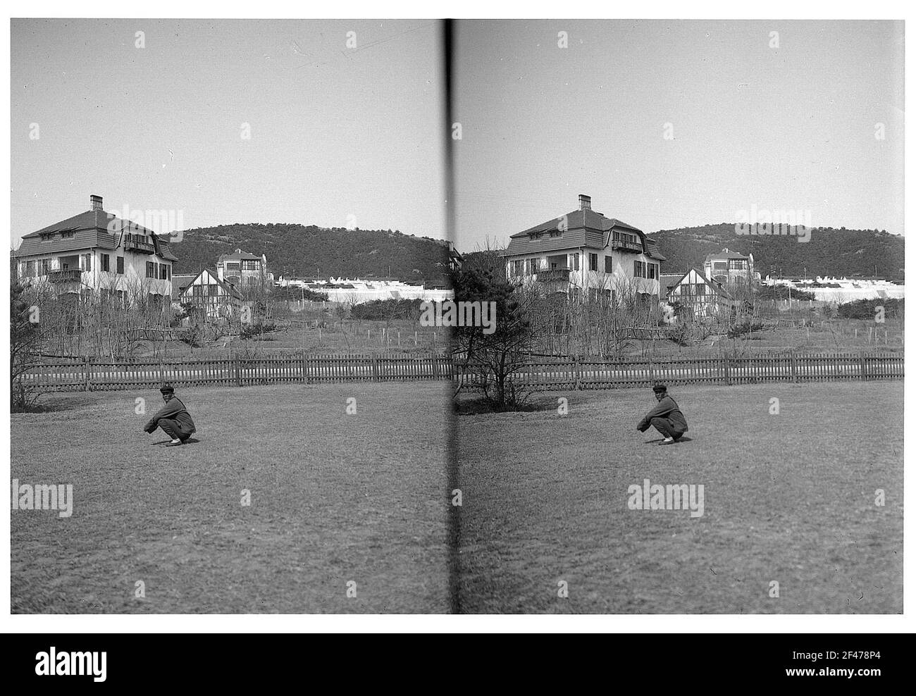 Tsingtau Europäische Villen-Architektur. Im Vordergrund auf Rasen hockt eine chinesische Lokalität Stockfoto