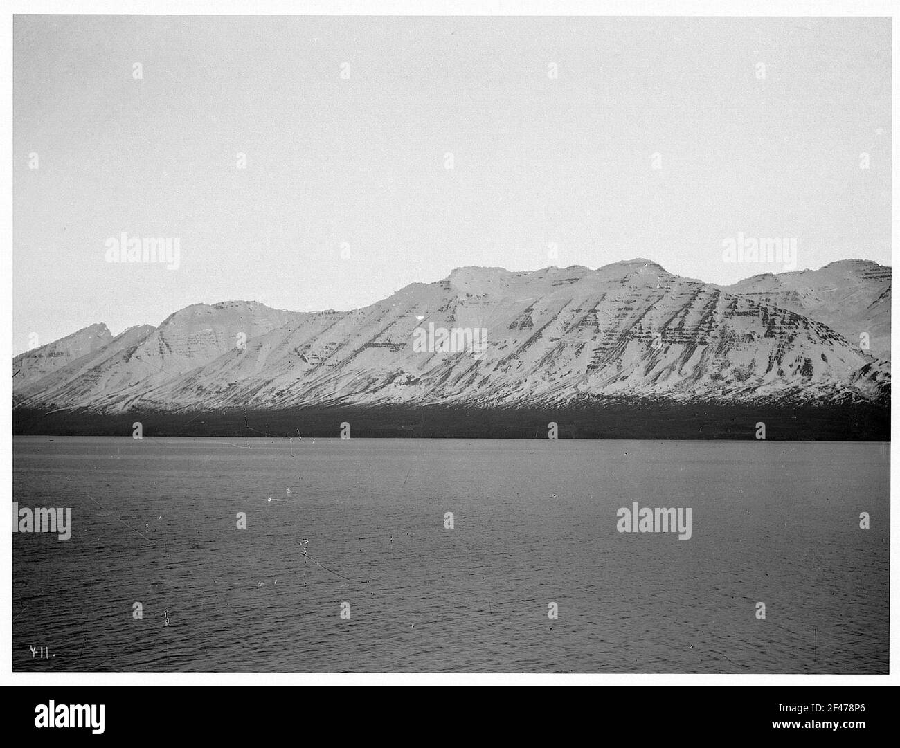 Isafjord, Island. Blick in den Isafjord mit verschneiten Bergketten (vom Hochsee-Passagierdampfer 'Victoria Luise'?) Stockfoto