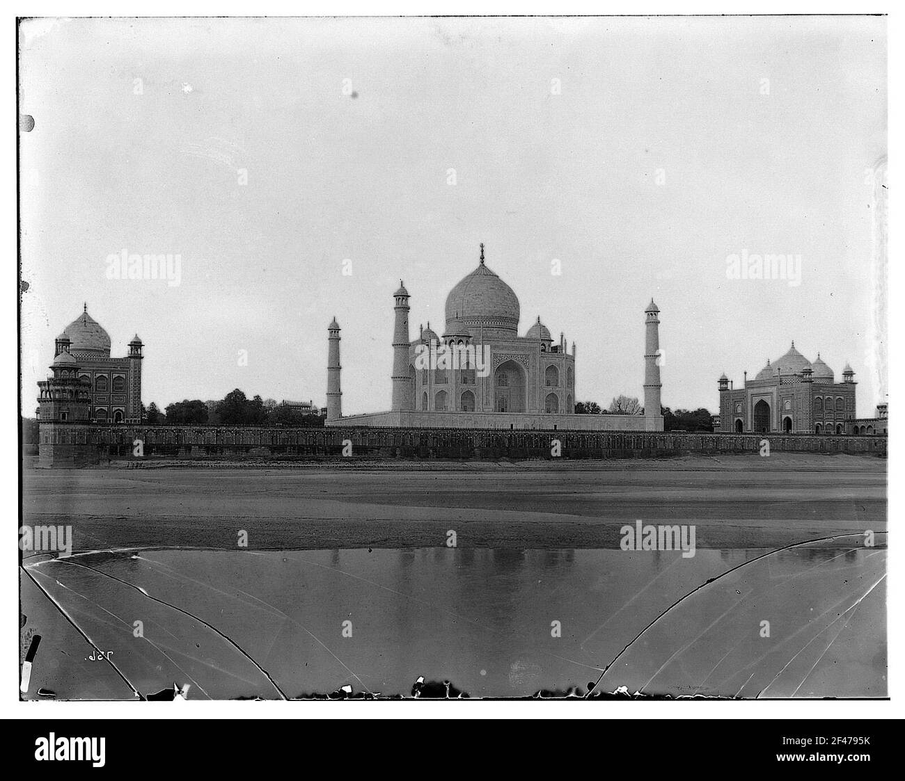 Agra, Indien: Blick auf das Wasser auf der Anlage von Taj Mahal mit Haupttor und Moschee Stockfoto