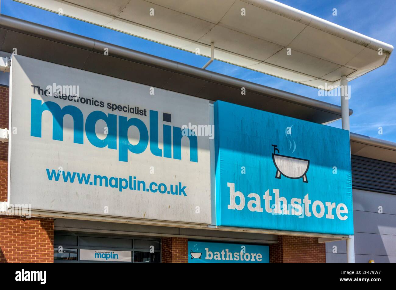 Große Schilder von Maplin und Bathstore in einem Einkaufszentrum. Stockfoto