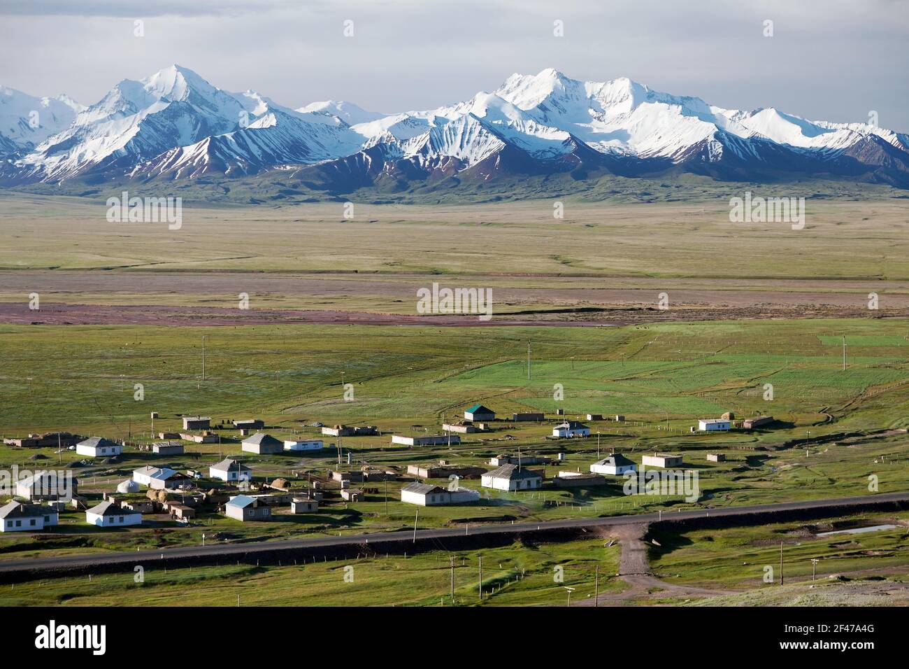 Blick auf Pamir Range, alay Tal und Sary Tash Dorf in Kirgisistan Stockfoto