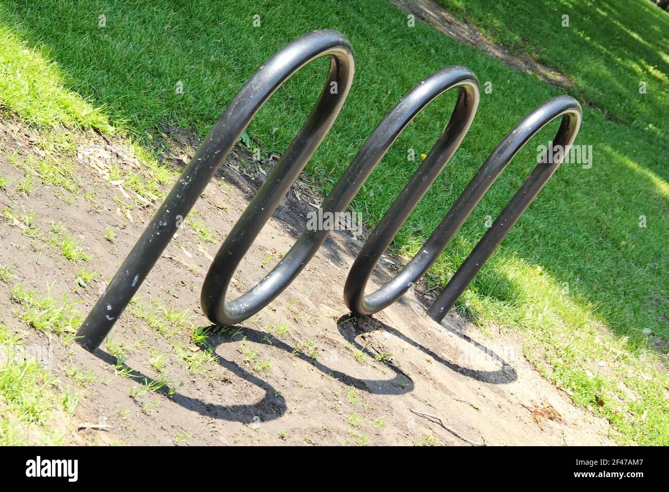 Horizontale Ansicht eines leeren Fahrradträgers im Park Das ähnelt einer elektrischen Sinuswelle oder Frequenz Stockfoto