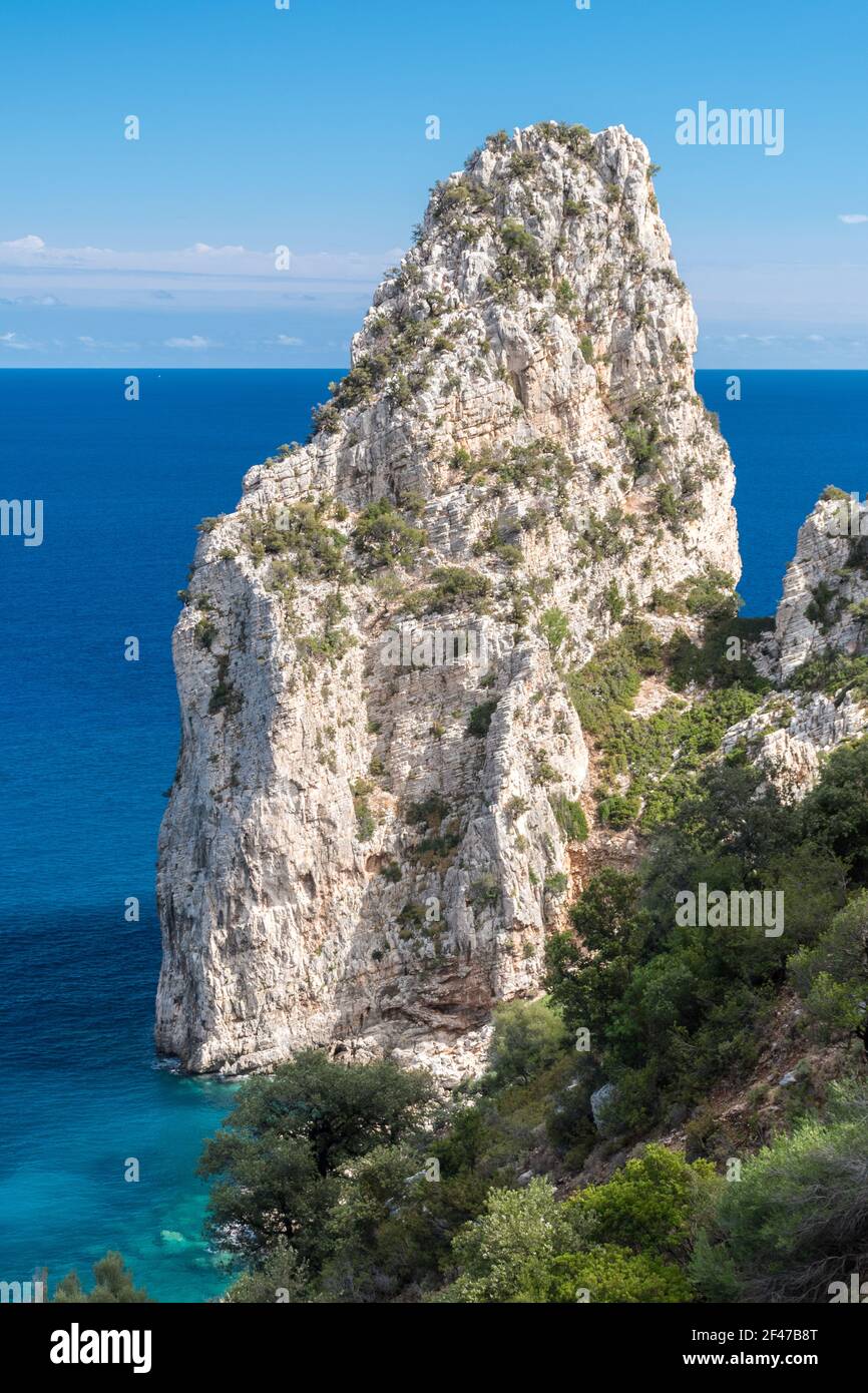 Felsenspitze "Pedra Longa" im Golf von Orosei bei Santa Maria Navarrese, kleines Seedorf in Ogliastra (Sardinien, Italien) Stockfoto