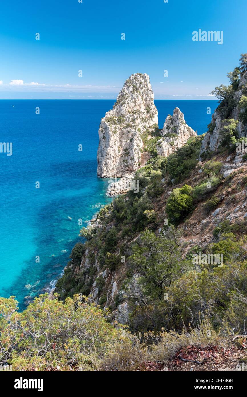 Felsenspitze "Pedra Longa" im Golf von Orosei bei Santa Maria Navarrese, kleines Seedorf in Ogliastra (Sardinien, Italien) Stockfoto