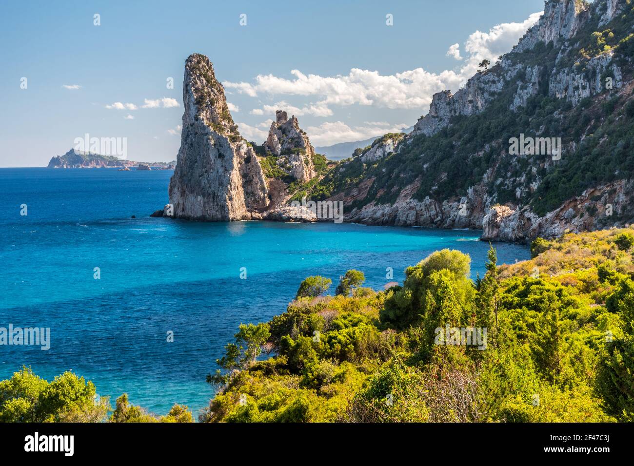 Felsenspitze "Pedra Longa" im Golf von Orosei bei Santa Maria Navarrese, kleines Seedorf in Ogliastra (Sardinien, Italien) Stockfoto