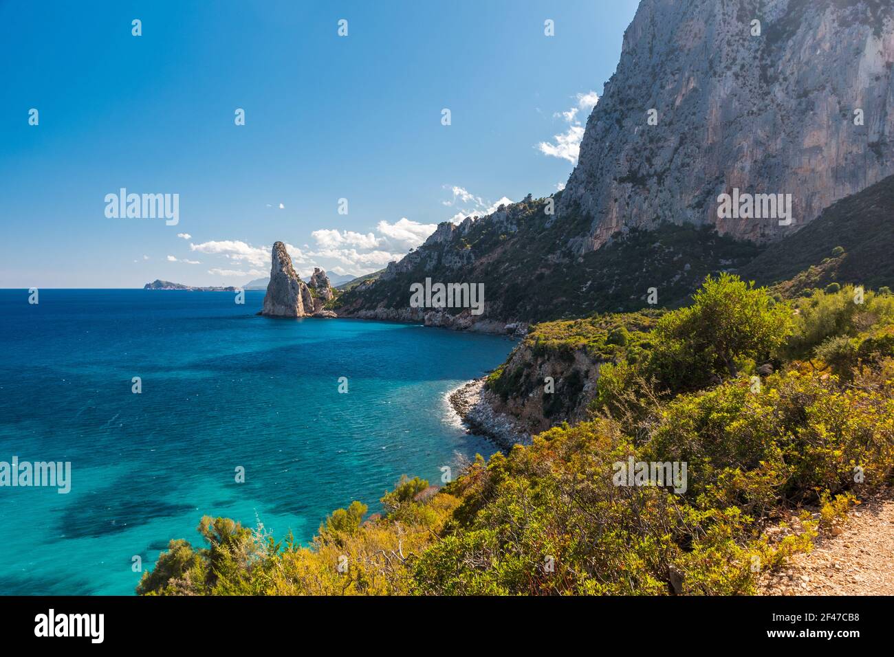 Küste bei Santa Maria Navarrese mit Felsenspitze namens Pedra Longa im Hintergrund (Sardinien, Italien) Stockfoto