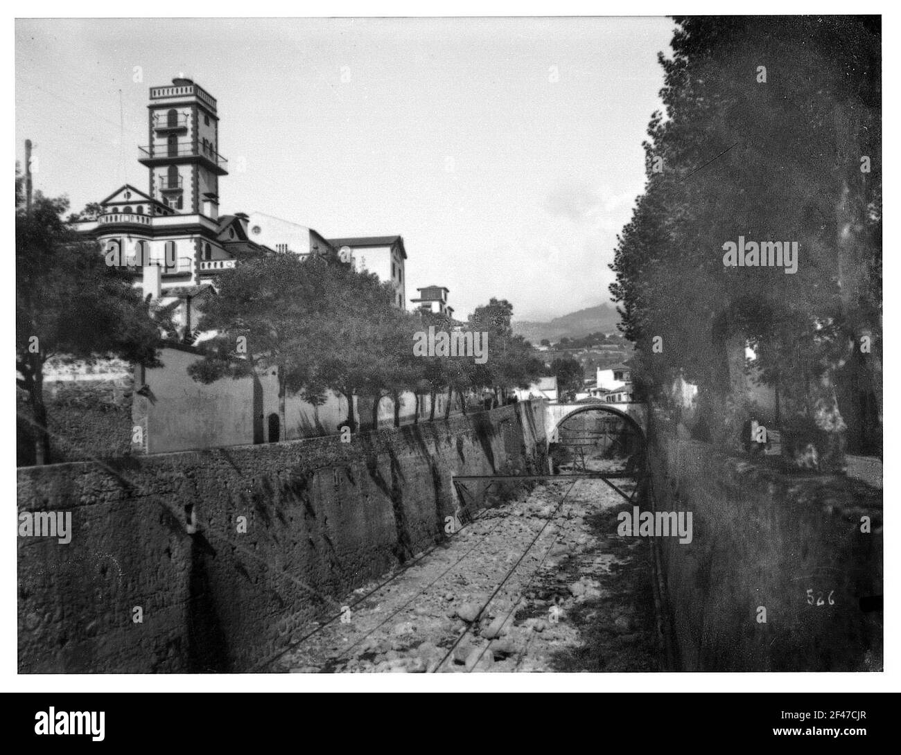 Funchal, Madeira. Blick in Kanal mit Bahnlinie durch die Stadt Stockfoto