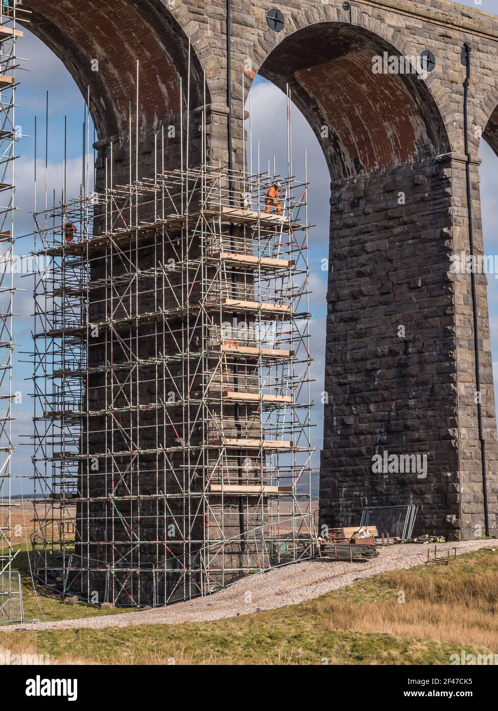 Dies ist Ribblehead Viadukt auf der Selle zu Carlisle Bahn In den Yorkshire Dales mit beeindruckenden Baugerüsten zu helfen Laufende Reparaturen Stockfoto