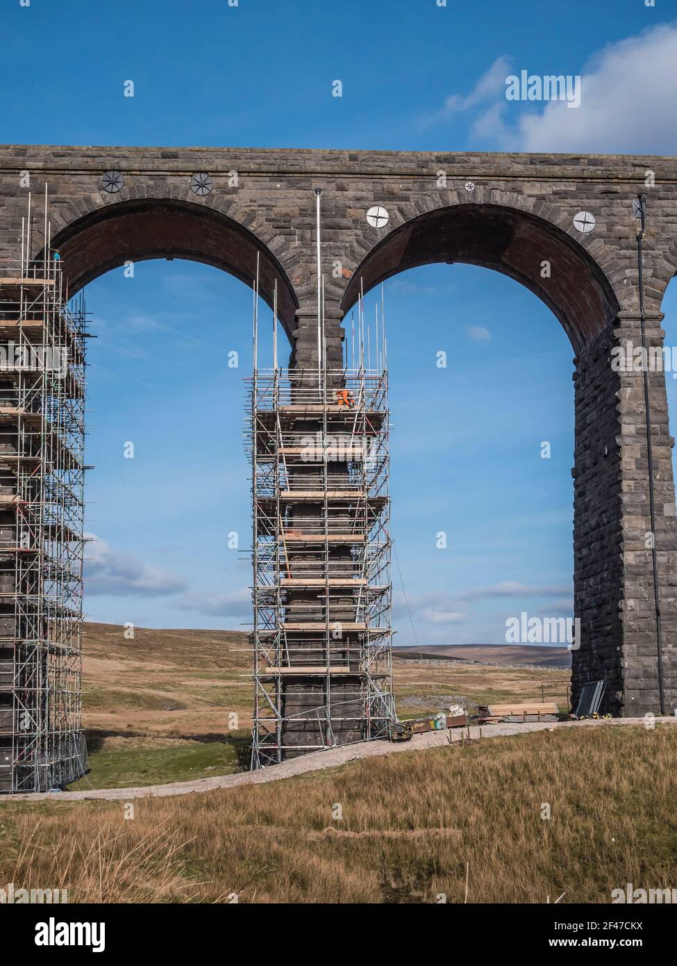 Dies ist Ribblehead Viadukt auf der Selle zu Carlisle Bahn In den Yorkshire Dales mit beeindruckenden Baugerüsten zu helfen Laufende Reparaturen Stockfoto