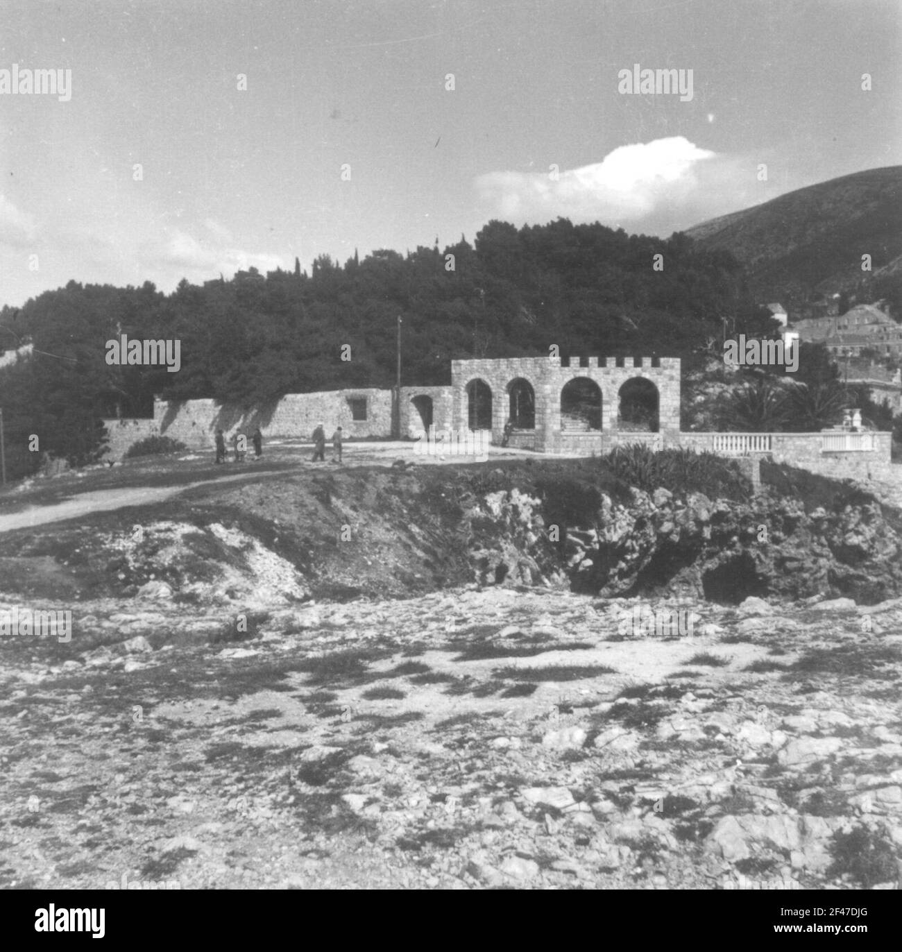 Reisefotos Italien. Ragusa. Umfassungswand mit Portal und Terrasse Stockfoto