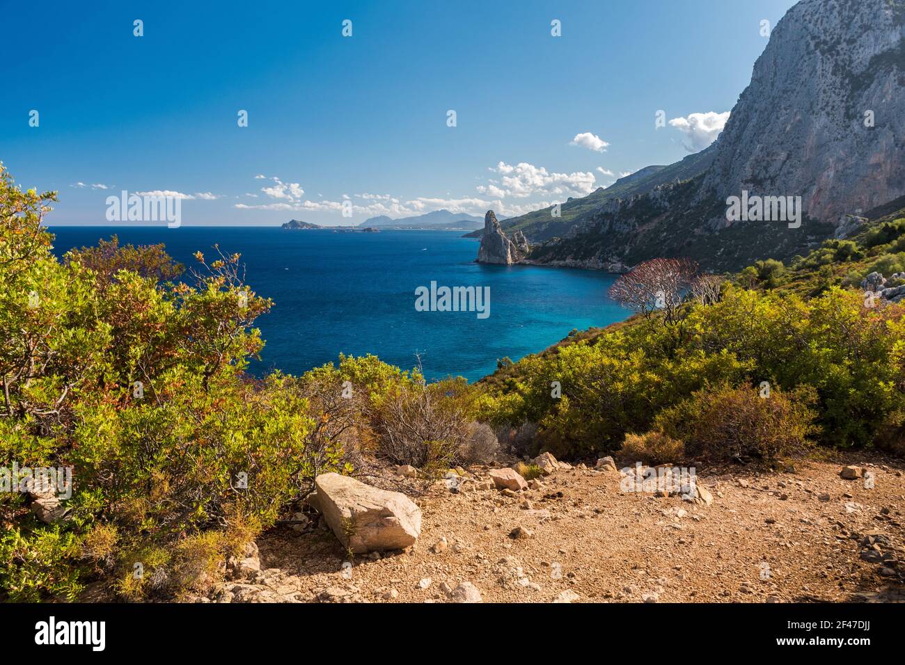Küste bei Santa Maria Navarrese mit Felsenspitze namens Pedra Longa im Hintergrund (Sardinien, Italien) Stockfoto