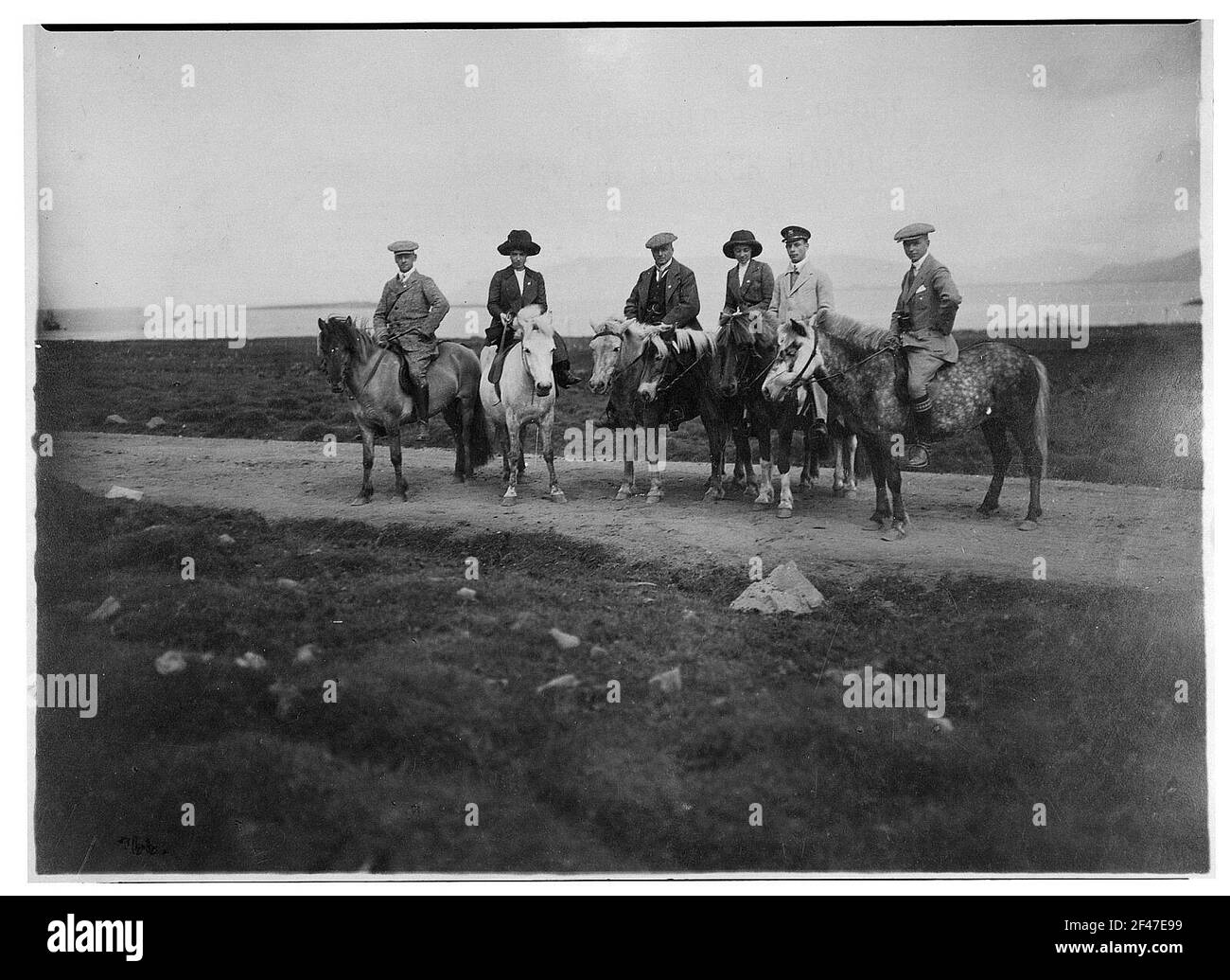 Akureyri (Island). Passagiere des Hochsee-Passagierdampfers 'Victoria Luise' auf isländischen Pferden auf einer unbefestigten Straße am Eyjafjord Stockfoto