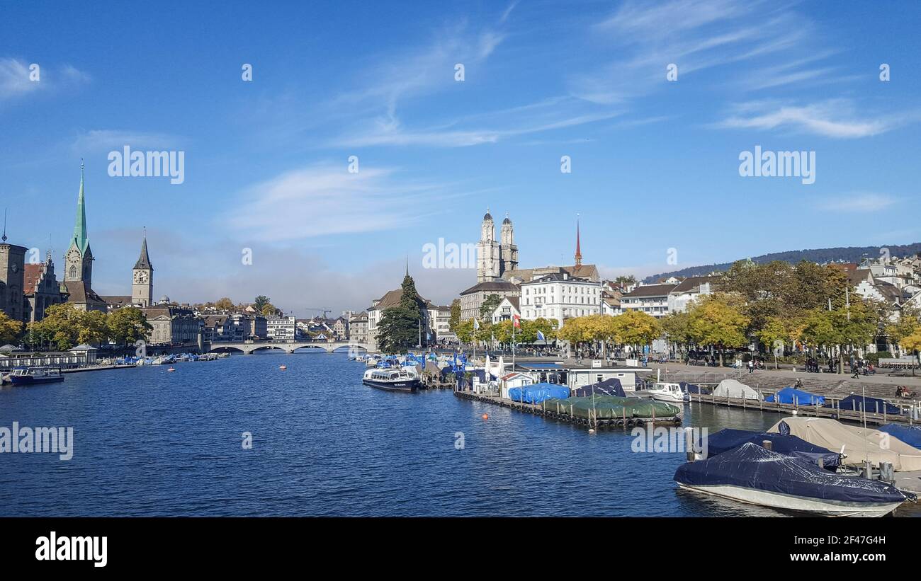 Zürich, Schweiz: Blick von der Bellevue-Brücke in die Innenstadt mit Kirchen Stockfoto