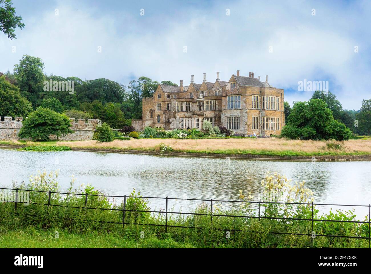 Broughton Castle, in der Nähe von Banbury, zeigt das Haus und den Graben. Wolkenloser Himmel. Künstlerisch. Stockfoto