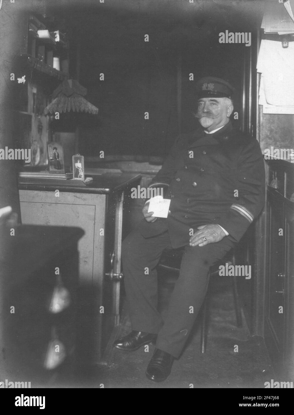 Kreuzfahrten der Hamburg-Amerika-Linie, um 1910. Kapitän? Ein Hochsee-Passagierdampfer in seiner Wohnkabine Stockfoto