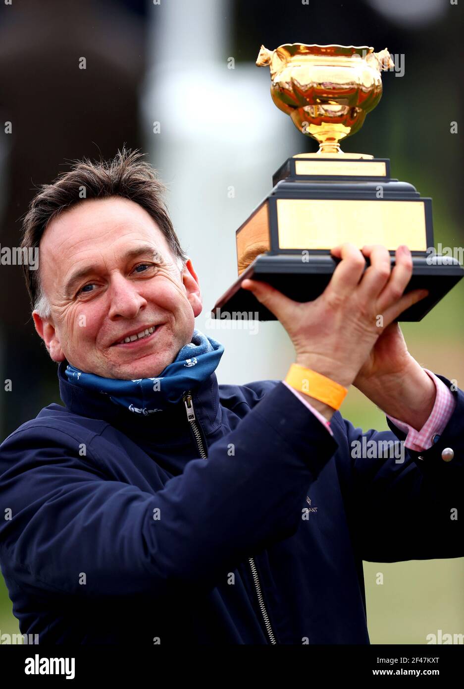 Trainer Henry de Bromhead feiert mit dem Gold Cup nach dem Gewinn der WellChild Cheltenham Gold Cup Chase mit Minella Indo am vierten Tag des Cheltenham Festival auf der Cheltenham Rennbahn. Bilddatum: Freitag, 19. März 2021. Stockfoto