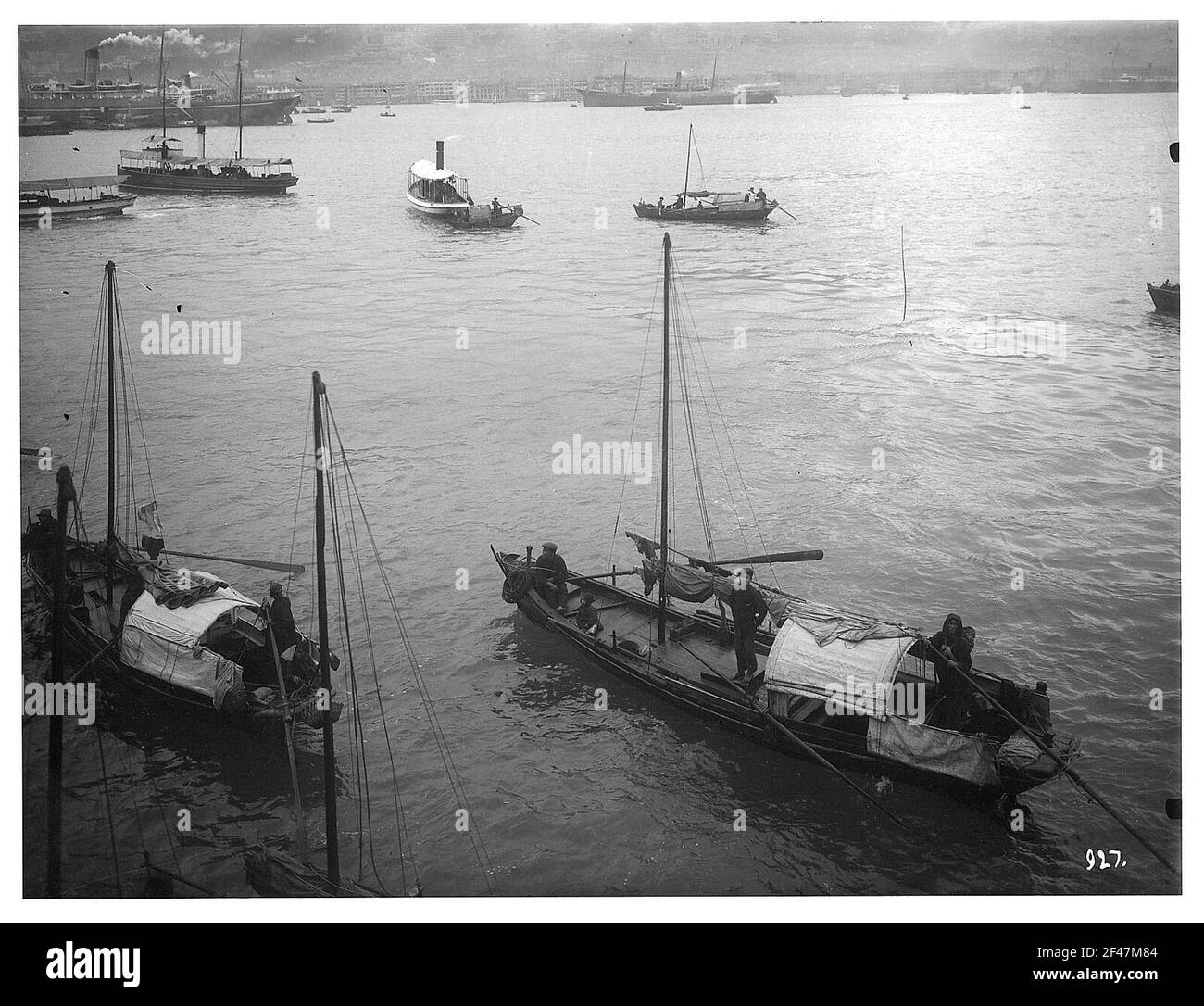 Einheimische in Sampanboats vor der Küste Stockfoto