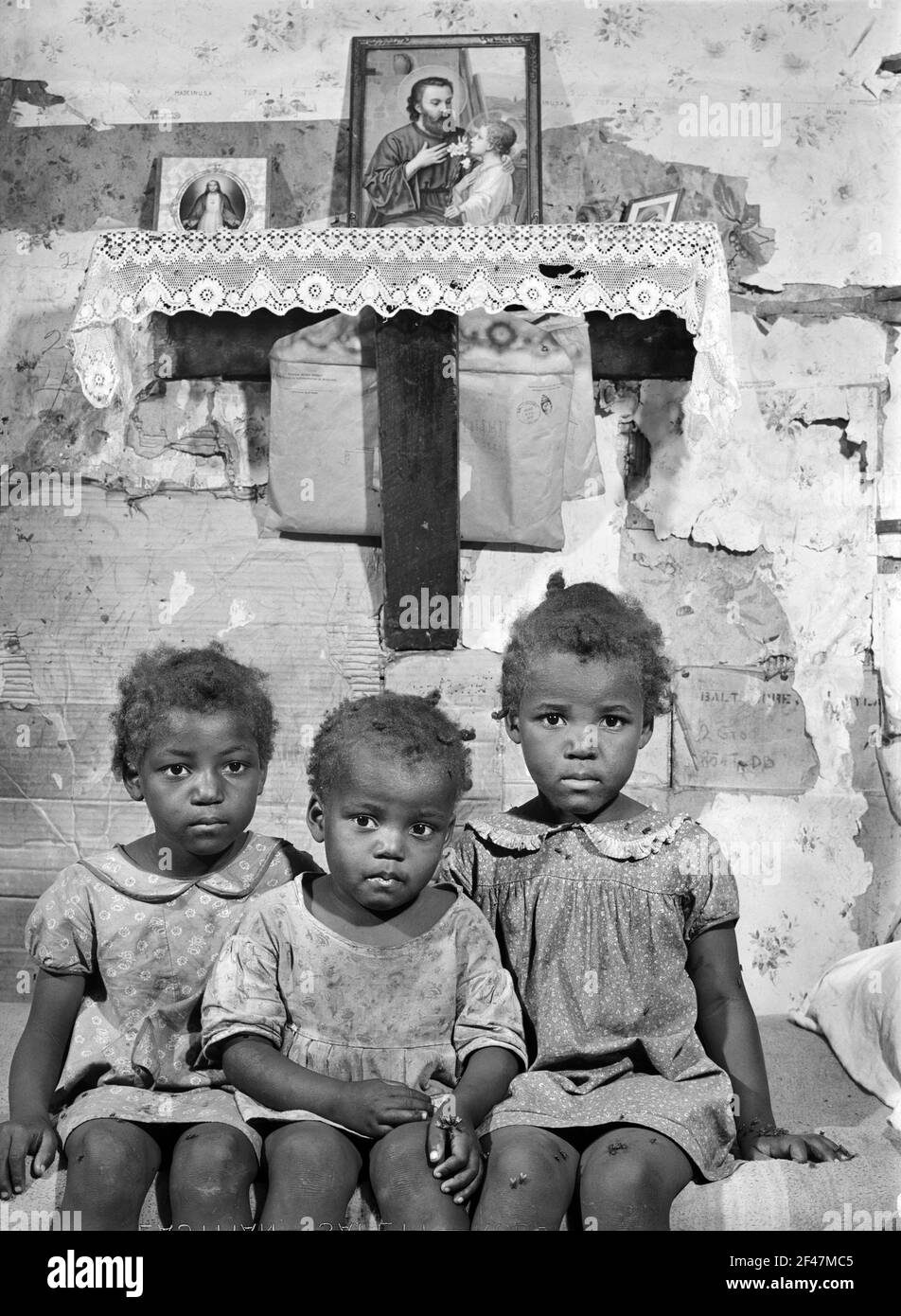 Drei der elf Kinder des neuen FSA (Farm Security Administration) Kunden Edward Gant, Dameron, Maryland, USA, Jack Delano, U.S. Farm Security Administration, August 1940 Stockfoto Drei der elf Kinder des neuen FSA (Farm Security Administration) Kunden Edward Gant, Dameron, Maryland, USA, Jack Delano, U.S. Farm Security Administration, August 1940 Stockfoto