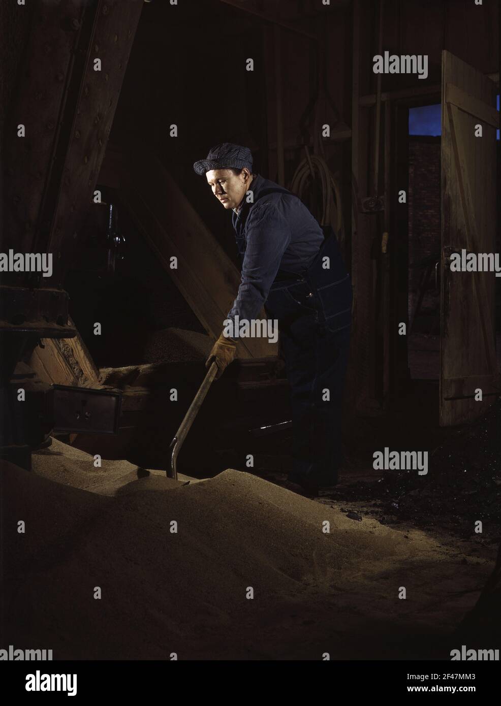 Frau Thelma Cuvage, arbeitet in Sand House bei Roundhouse, Chicago und North Western Railroad, Clinton, Iowa, USA, Jack Delano, US Office of war Information, April 1943 Stockfoto