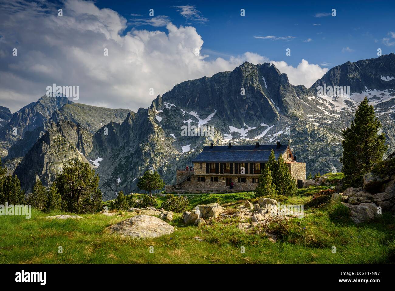 Amitges Hütte im Sommer (Nationalpark Aigüestortes, Pyrenäen, Katalonien, Spanien) ESP: Refugio de Amitges en verano (Parque Nacional de Aigüestortes) Stockfoto