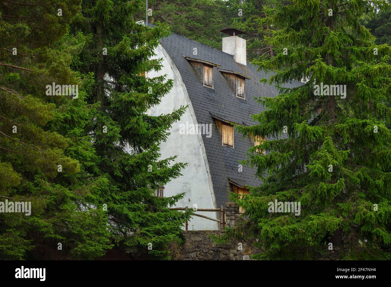 Catllaràs Chalet, gemacht von Antoni Gaudí, vor der letzten Renovierung (Berguedà, Katalonien, Spanien, Pyrenäen) ESP: Chalet del Catllaràs, obra de Gaudí Stockfoto