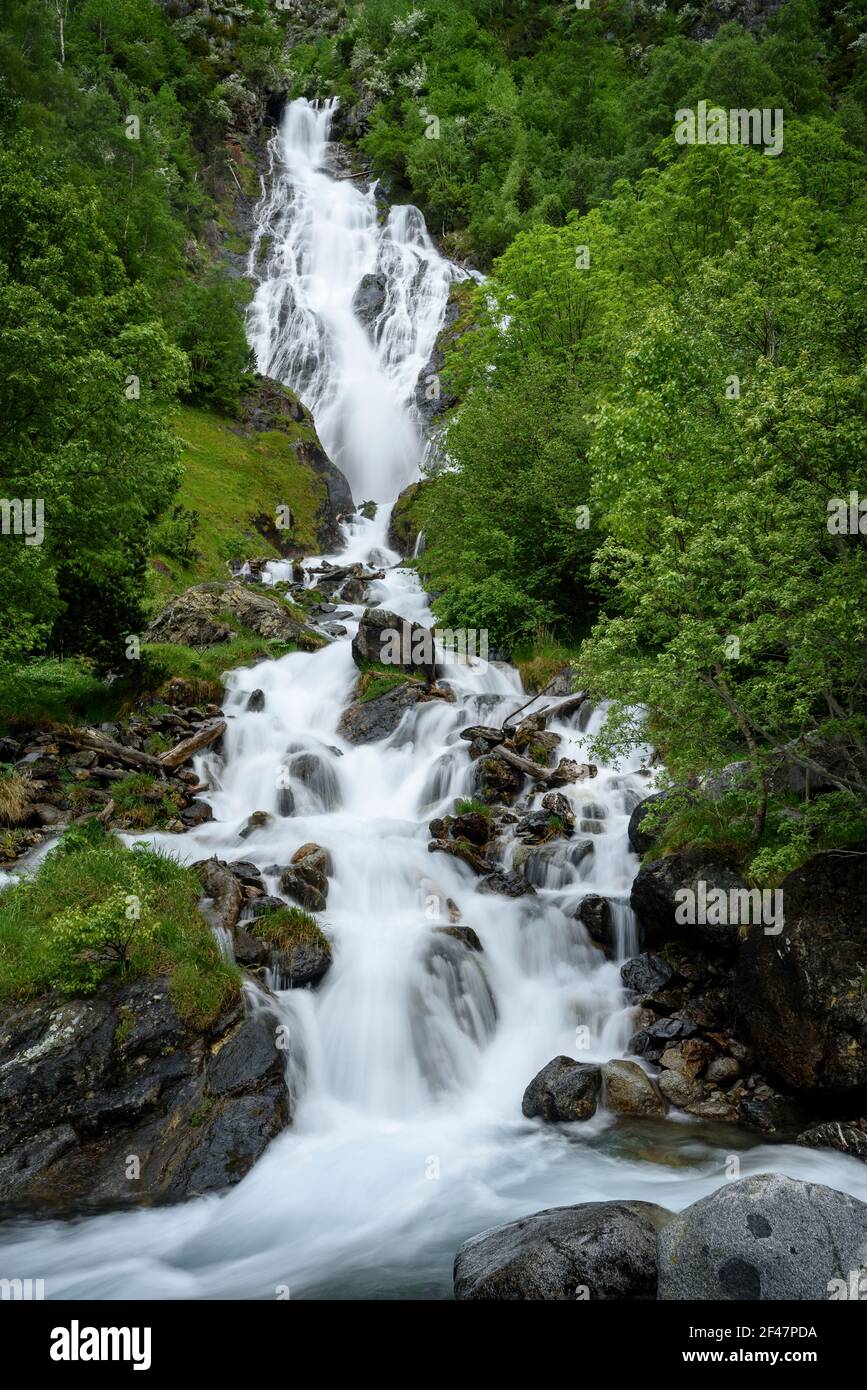 Espigantosa Wasserfall, im Frühjahr, auf dem Weg zur Ángel Orús Hütte und Posets Gipfel (Benasque, Aragon, Pyrenäen, Spanien) Stockfoto