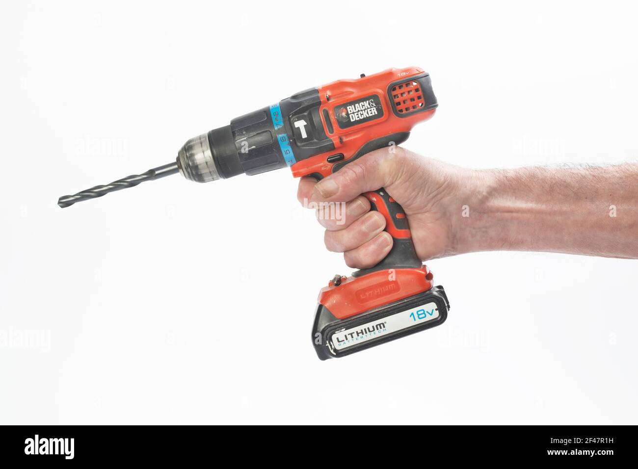 Eine mans Hand hält eine Black und Decker Akku-Bohrmaschine Stockfoto