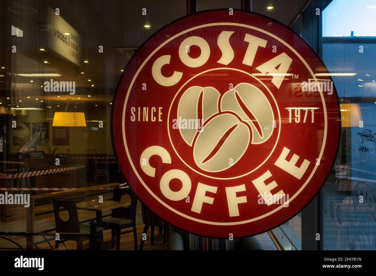 Costa Coffee Cafeteria geschlossen wegen COVID-19 oder Ausbruch Sperre, Schaufenster mit Logo, Budejovicka U-Bahn-Station, Prag Stockfoto