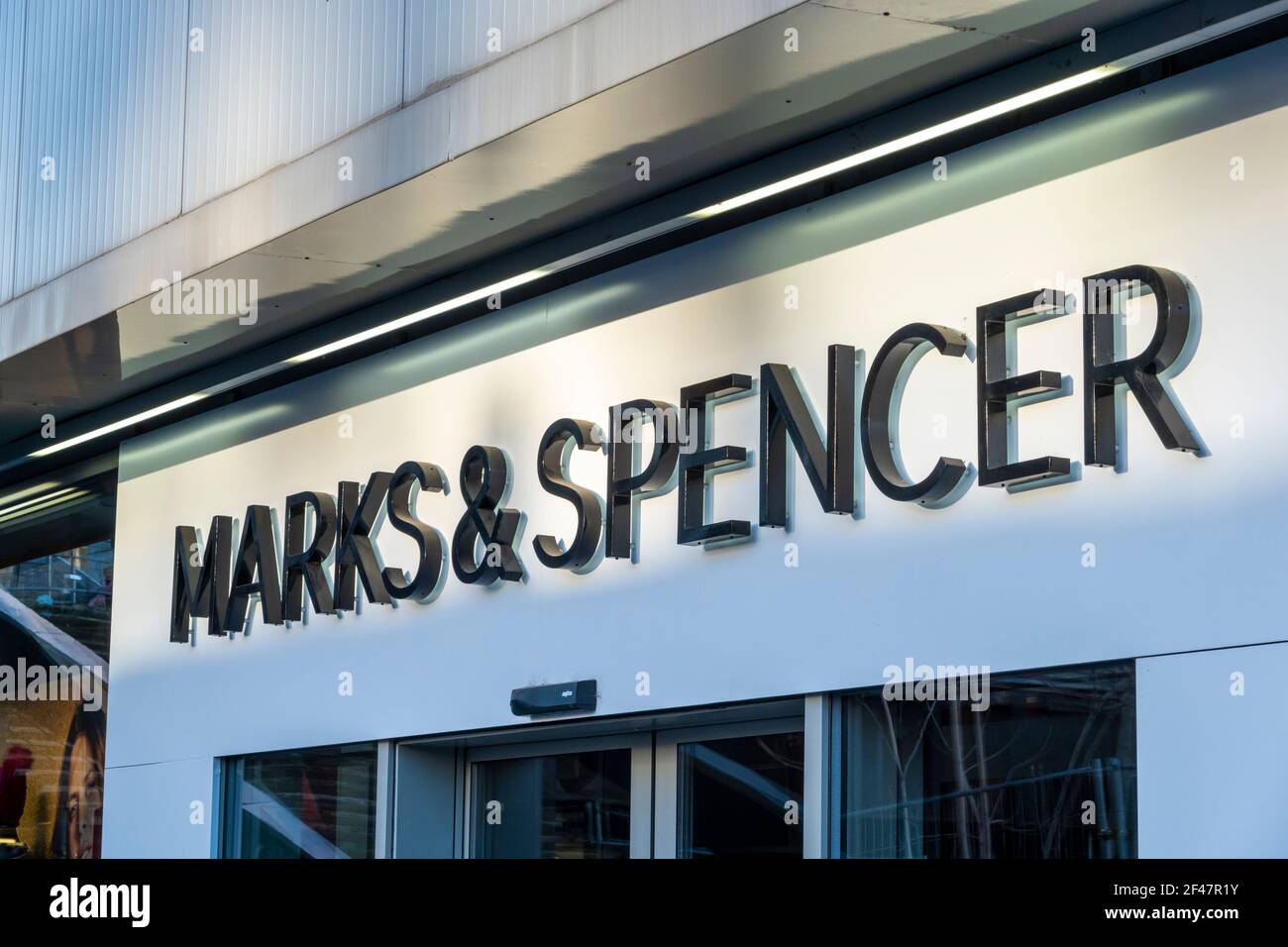 Marks und Spencer Zeichen über dem Einzelhandelsgeschäft, das Haus der Wohnkultur (DBK), über der U-Bahn-Station Budejovicka, Prag Stockfoto