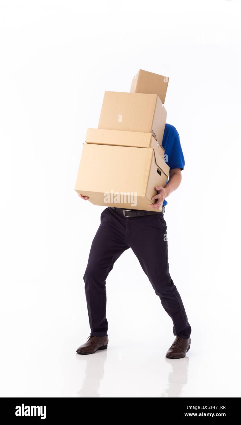 Junger asiatischer Liefermann in blauer Uniform, carrry Karton in Händen isoliert auf weißem Hintergrund. Lieferkonzept Stockfoto