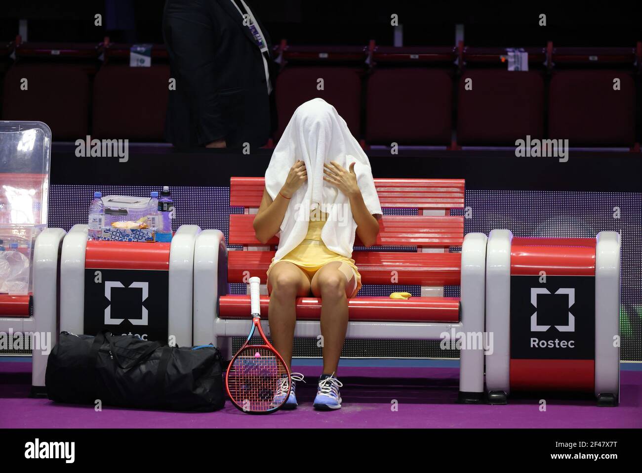 Anastasia Gasanova aus Russland spielt gegen Vera Zvonareva aus Russland während des St.Petersburg Ladies Trophy 2021 Tennisturniers in der Sibur Arena. Endpartitur: (Vera Zvonareva 2-0 Anastasia Gasanova) (Foto: Maksim Konstantinov / SOPA Image/Sipa USA) Stockfoto