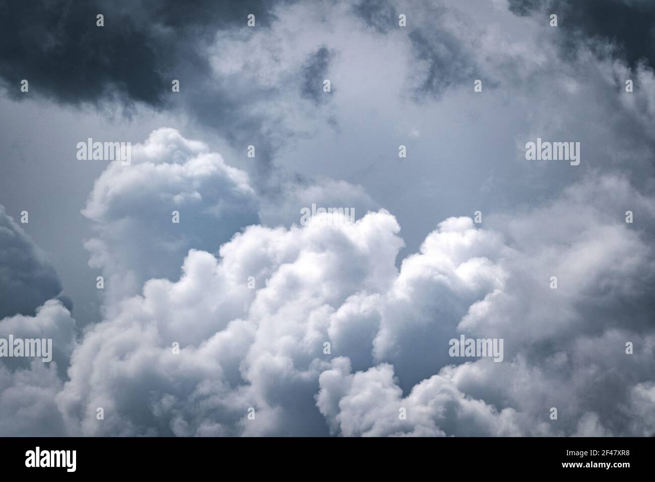 Abstrakter Hintergrund der Wolken Himmel mit weißen voluminösen schaumig Luft magische Wolken in einem bewölkten Himmel. Konzept der Inspiration, Weisheit, alzheimer, Ruhe, Parad Stockfoto Abstrakter Hintergrund der Wolken Himmel mit weißen voluminösen schaumig Luft magische Wolken in einem bewölkten Himmel. Konzept der Inspiration, Weisheit, alzheimer, Ruhe, Parad Stockfoto