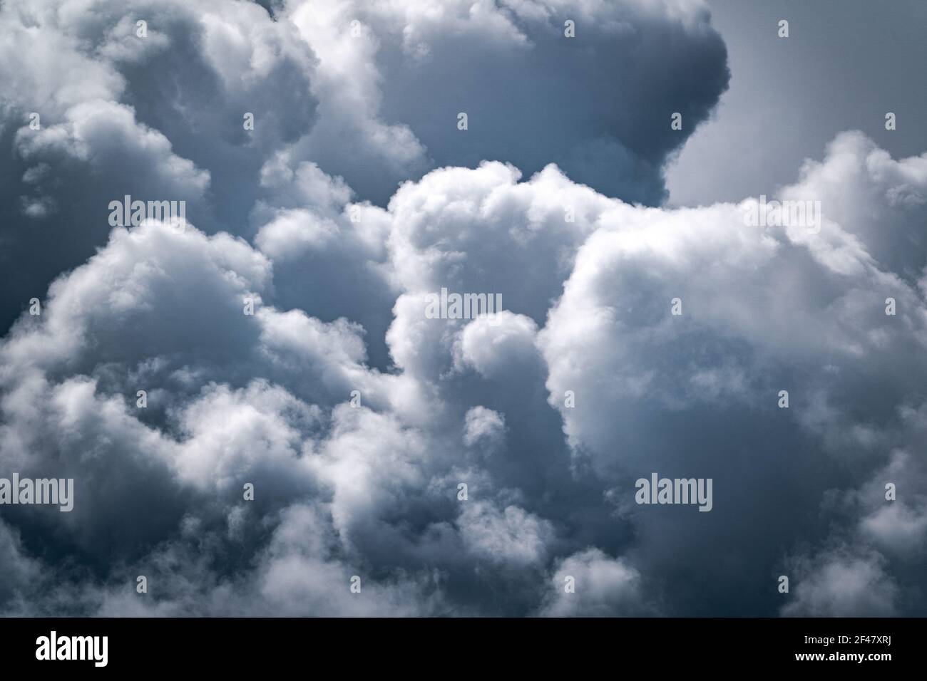Gewitterwolken Hintergrund Himmel mit weißen voluminösen schaumig Luft magische Wolken in einem bewölkten Himmel. Konzept der Inspiration, Weisheit, alzheimer, Ruhe, Paradies, H Stockfoto Gewitterwolken Hintergrund Himmel mit weißen voluminösen schaumig Luft magische Wolken in einem bewölkten Himmel. Konzept der Inspiration, Weisheit, alzheimer, Ruhe, Paradies, H Stockfoto