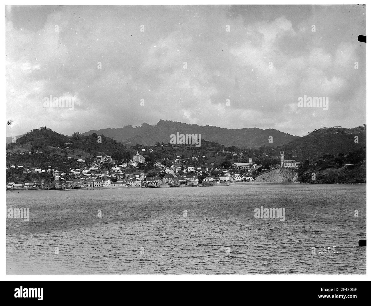 St. George, Grenada. Blick von einem Kreuzfahrtschiff von Hapag auf die Stadt mit Hafen- und Küstenstreifen gegen Berge Stockfoto
