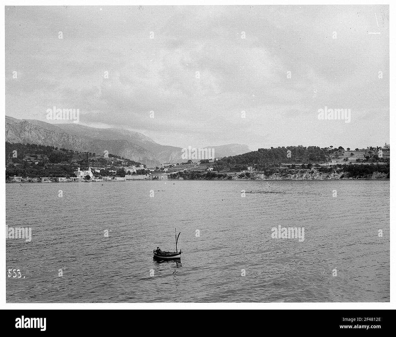 Villefranche / Frankreich: Blick vom See. Blick vom Schiff auf die Bucht mit Villefranche, Stockfoto