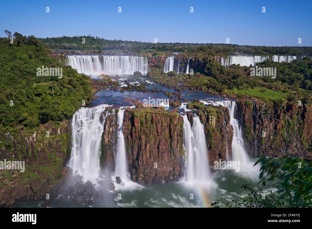 Iguazu Falls oder Iguacu Falls, an der Grenze zwischen Argentinien und Brasilien, sind der größte Wasserfall der Welt. Sehr hoher Wasserfall mit weißem Wasser in b Stockfoto